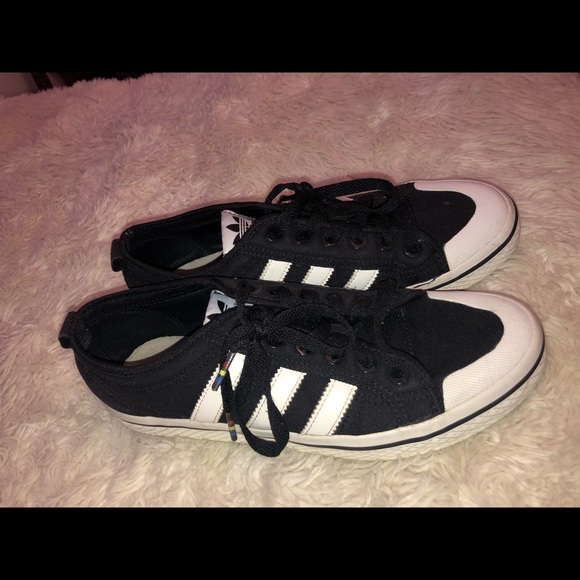 Size 8 women’s addidas superstar black white strip - Picture 3 of 4
